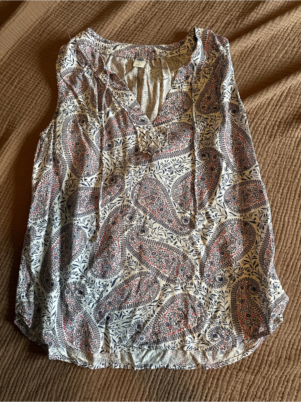 Old Navy Cream Paisley V-Neck Sleeveless Blouse with Navy & Rust